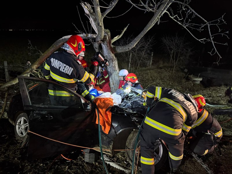 Șofer rămas blocat timp de două ore între fiarele contorsionate ale unui autoturism, după ce s-a izbit de un copac 