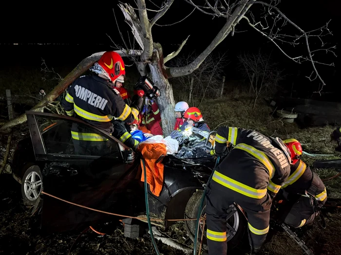 Bărbat extras de pompieri în urma unei intervenţii care a durat două ore. Foto: ISU