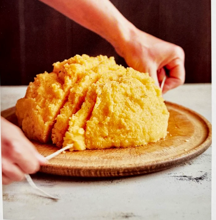 În mod tradițional, mămăliga se taie cu ață. FOTO: arhiva personală