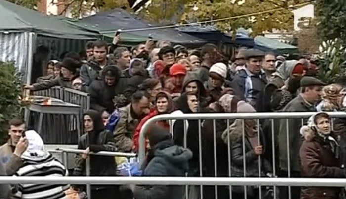 Mii de pelerini au stat la coadă la sarmalele oferite de Sfânta Parascheva la Iașifoto: captură Antena 1