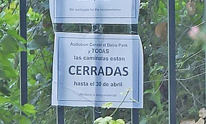 Semnul de la intrare spune clar că parcul e închis din cauza epidemiei până la 30 aprilie jpeg