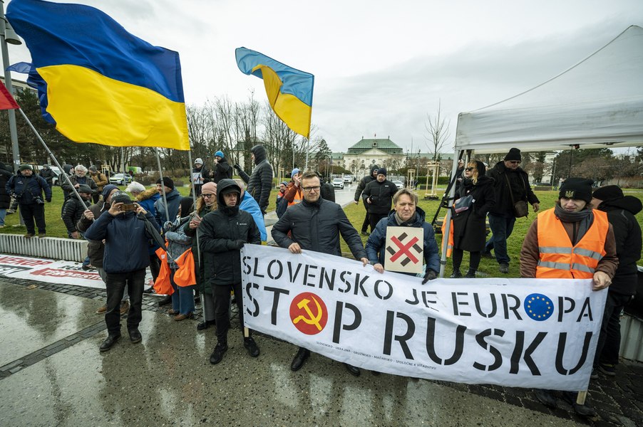 „Nu suntem Rusia”. Mii de oameni au protestat la Bratislava față de politica pro-rusă a lui Fico