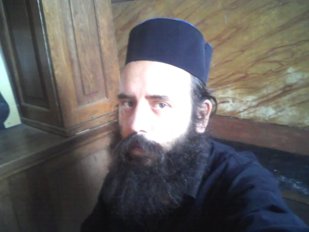 Poetul Marius Ianuş s-a convertit la creştinim în 2010, când a declarat că îşi cere iertare tuturor celor cărora versurile sale de până atunci le-au
fost „prilej de sminteală“