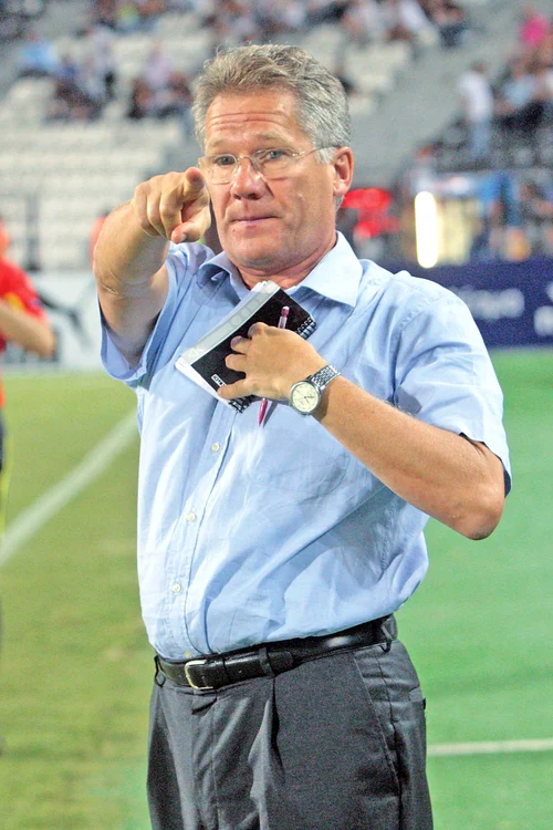 Ladislau B ölöni, 15 %, 61 de ani, Al-K hor. Plusuri: Impune respect, disciplină şi îşi poate duce obiectivele la capăt. Minusuri: Şefilor de la FRF nu le convine că schimbă des echipele.