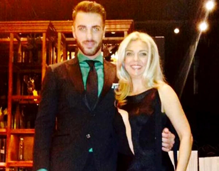 
    Crina a purtat o rochie mult prea decupatăfoto: arhiva personală  