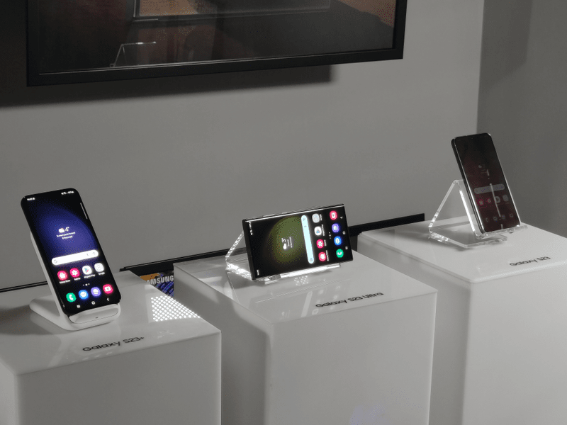 Samsung S23, smartphone-uri mai performante cu design finisat. Hands-on video, specificații și prețuri