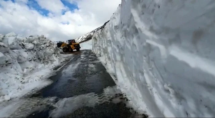 Înălţimea zăpezii o depăşeşte pe cea a utilajelor de deszăpezire FOTO: Ion Sănduloiu