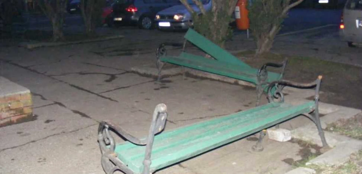 Una dintre băncile din Piața Ferdinand a fost vandalizată