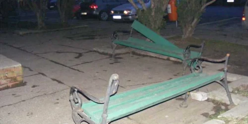 Una dintre băncile din Piața Ferdinand a fost vandalizată