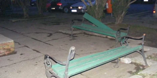 Una dintre băncile din Piața Ferdinand a fost vandalizată