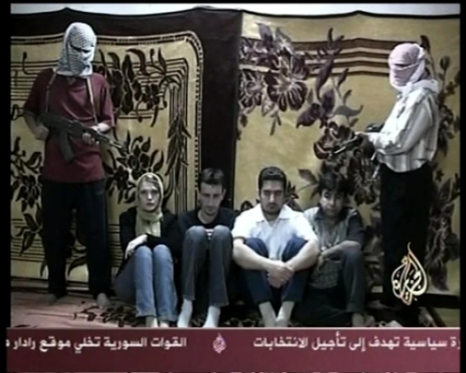 Pe 30 martie 2005, erau difuzate primele imagini pe Al-Jazeera cu cei trei jurnalişti din România, cu mitraliere îndreptate spre capul lorFOTO: captura Al-Jazeera