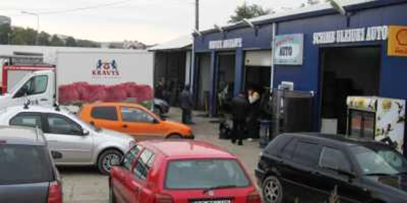 Conducătorii auto aşteaptă la rând ca să îşi schimbe cauciurile