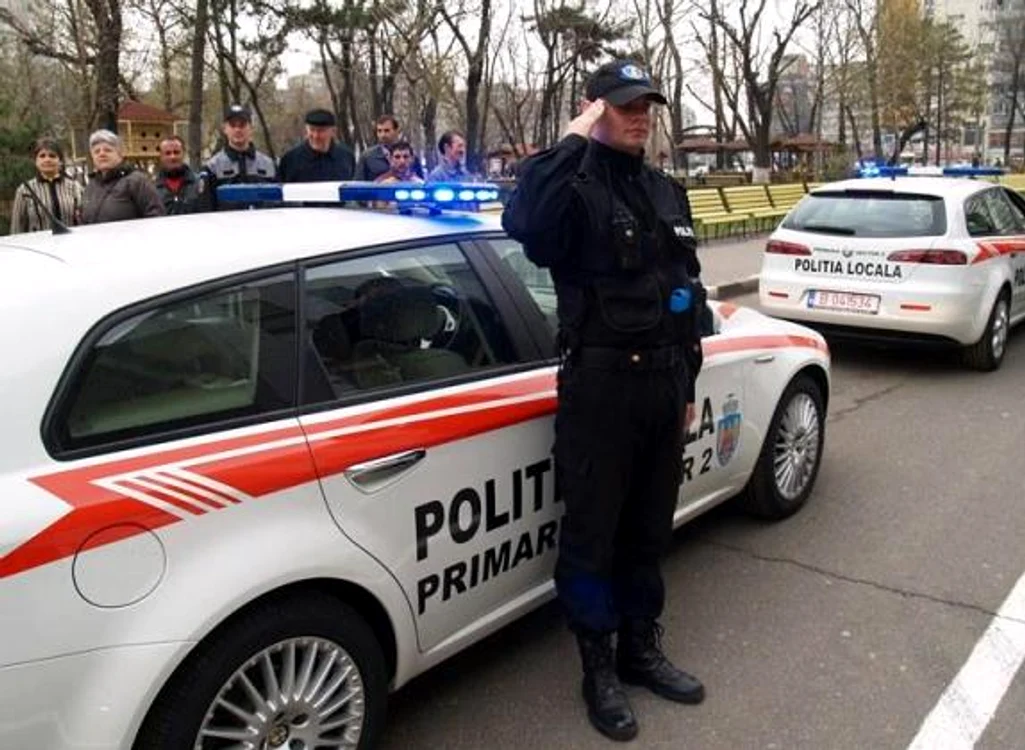 Poliţiştii primăriei vor fi nevoiţi să patruleze pe jos, căci străzile din cartierul Petricani sunt greu accesibile
