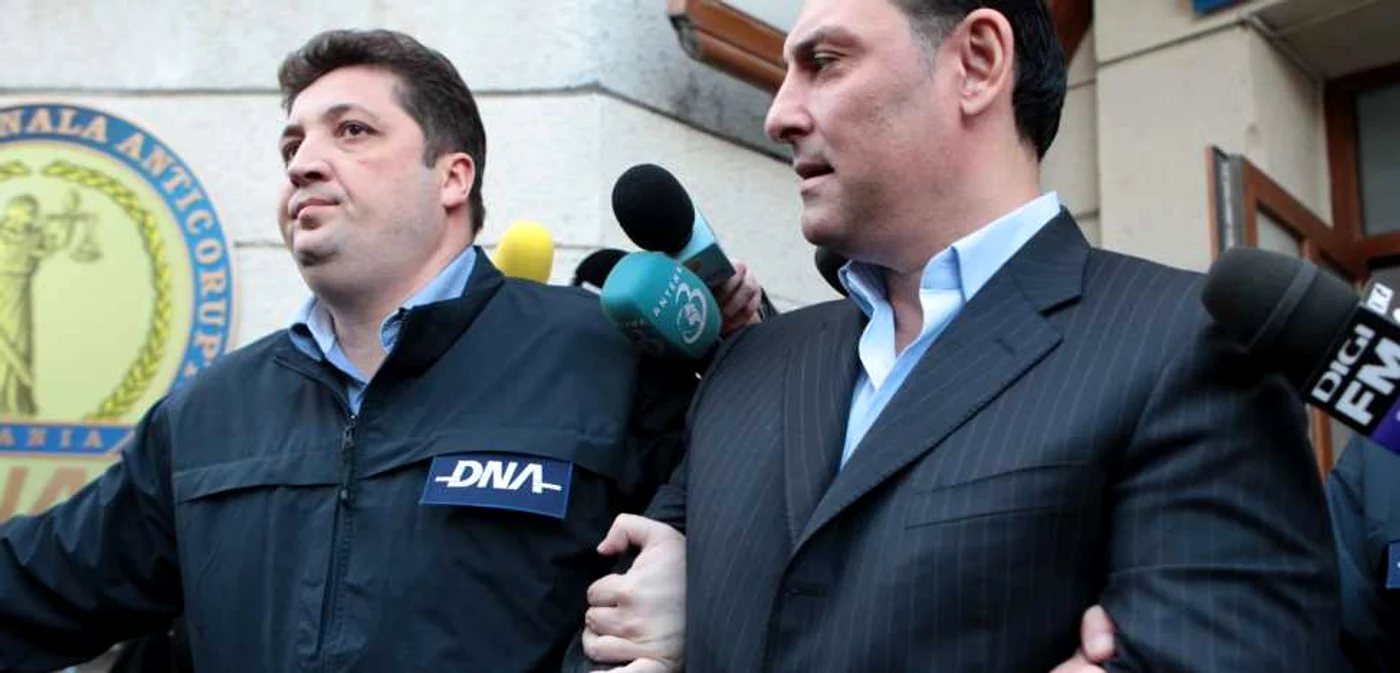Nicolae Paun cu cătuşe la ieşirea de la DNA FOTO Eduard Enea / Adevărul