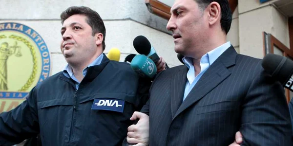 Nicolae Paun cu catuse la iesirea de la DNA foto Eduard Enea