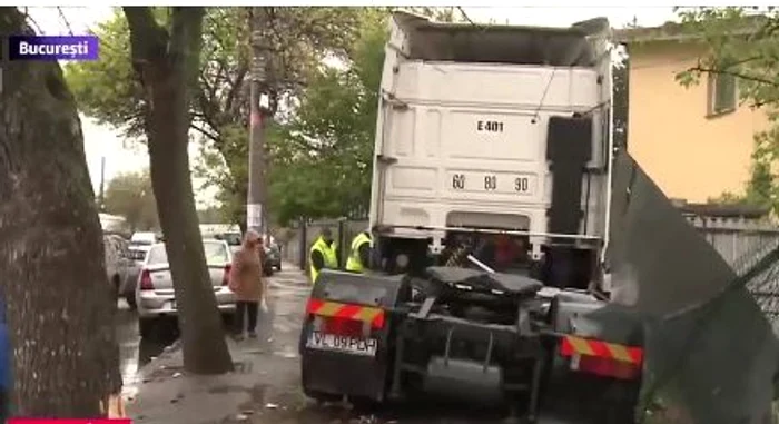 Un TIR a avariat 11 autorisme în București, după ce șoferul acestuia a pierdut controlul volanului Foto: Captură Video Digi24