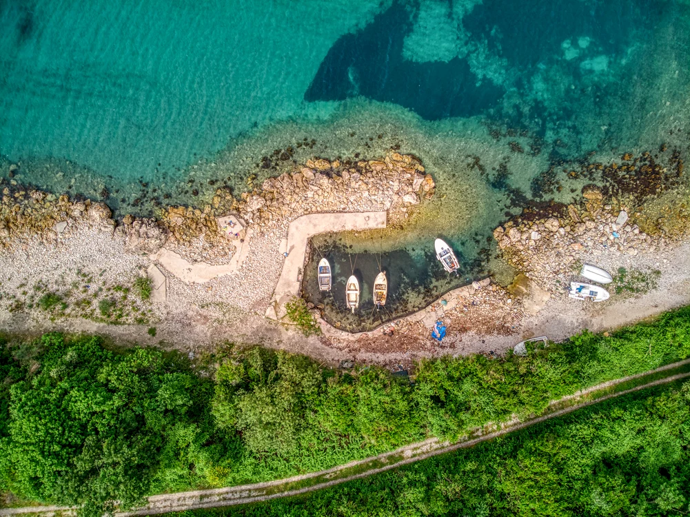Una dintre cele mai primitoare plaje se află în Muntenegru. FOTO: Shutterstock