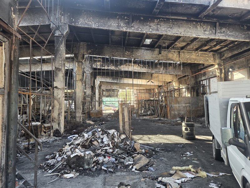 Imagini de la incendiul de la Carfil care lasă în urmă pagube majore. Cine va suporta costurile refacerii, dacă doar două firme aveau asigurare