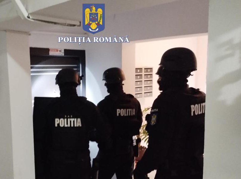 Tânăr arestat preventiv pentru că şi-a agresat iubita și a sechestrat-o în locuinţă