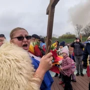 Șoșoacă, în cojoc tradițional de oaie