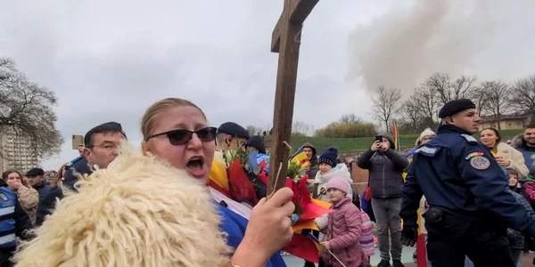 Șoșoacă, în cojoc tradițional de oaie