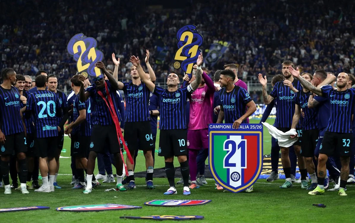 Jucătorii lui Inter au sărbătorit cu fanii aproape o jumătate de oră (FOTO: Guliver/ Gettyimages)