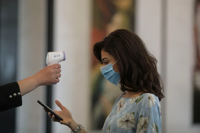 Valorile indicate de termometrele digitale folosite la intrarea în supermarketuri sunt orientativefoto: Inquam Photos