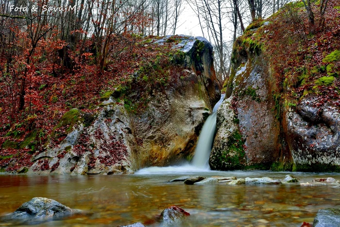 Cascadă pe traseul tunelelor. Foto: Emil Milică Savu