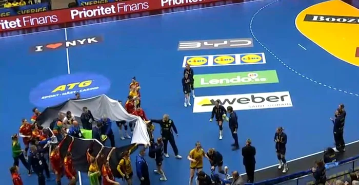Sorina a fost scoasă pe targă de pe teren. Captură TV