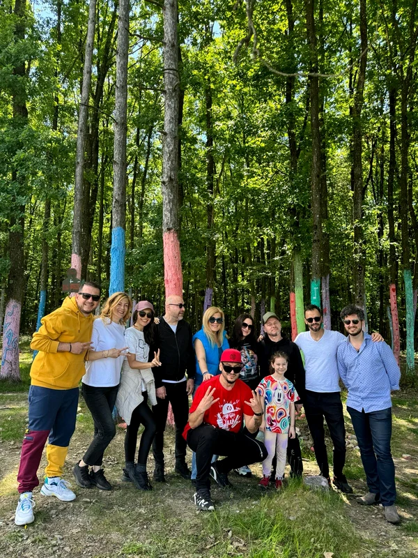 Sâmbătă a fost zi de curățenie și ecologizare pe Platoul Feteni din Râmnicu Vâlcea iar artiștii au spus "Prezent"!
