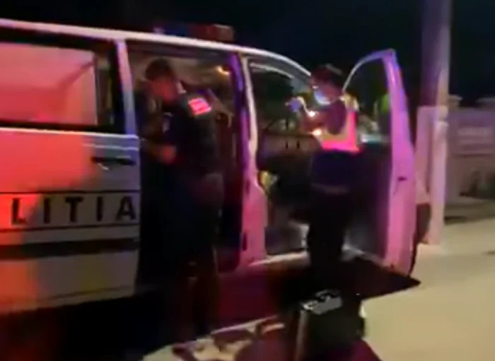 Polițiștii au fost atacați cu o coasăfoto: captură/Facebook