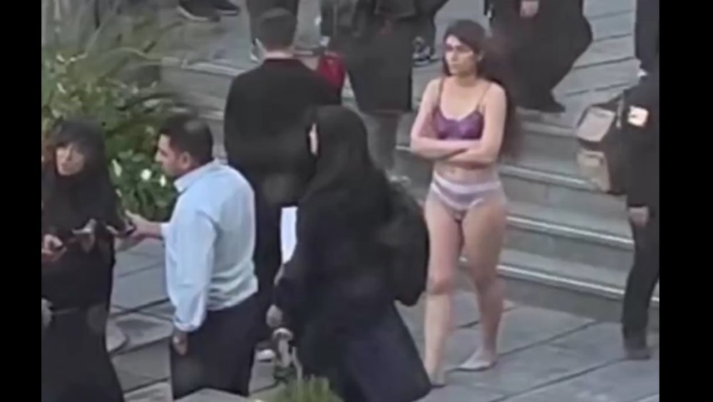 O studentă iraniană a fost arestată după ce a mers dezbrăcată prin campusul universității, în semn de protest