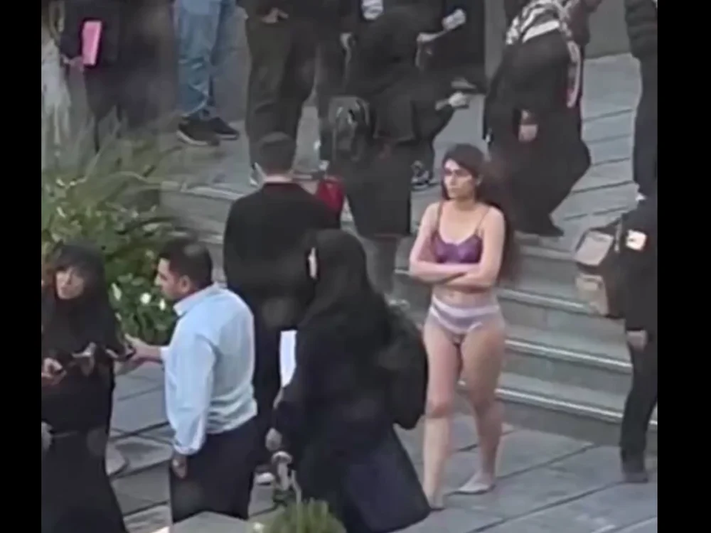 Studenta iraniană care s-a dezbrăcat în semn de protest/FOTO: X @AlinejadMasih