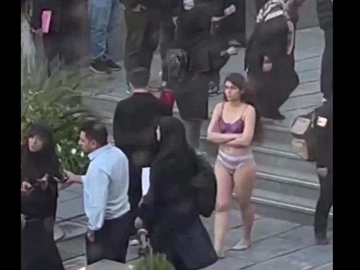 Studenta iraniană care s-a dezbrăcat în semn de protest/FOTO: X @AlinejadMasih