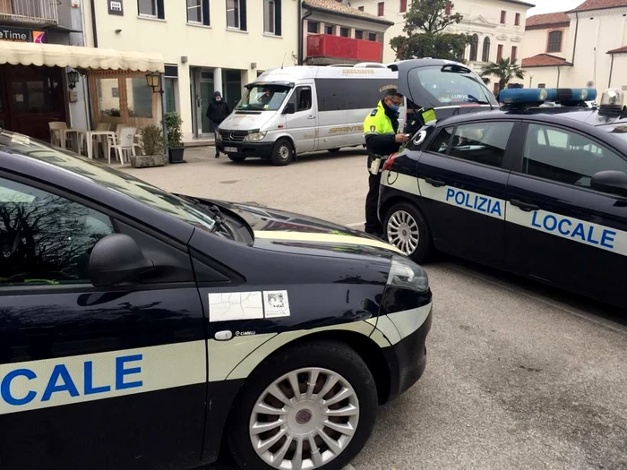 Microbuzul cu români a fost blocat de poliția italianăFoto: padovaoggi.it