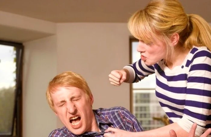 Din ce în ce mai mulți bărbați acuză bătăi de la neveste