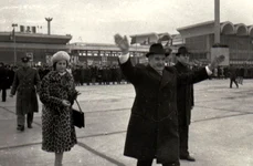 O delegație condusă de Nicolae Ceauşescu pleacă de pe aeroportul Otopeni într-o vizită în Republica Liberia (© „Fototeca online a comunismului românesc”, cota: 33/1974)