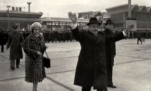 O delegație condusă de Nicolae Ceauşescu pleacă de pe aeroportul Otopeni într-o vizită în Republica Liberia (© „Fototeca online a comunismului românesc”, cota: 33/1974)
