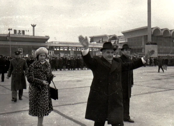 O delegație condusă de Nicolae Ceauşescu pleacă de pe aeroportul Otopeni într-o vizită în Republica Liberia (© „Fototeca online a comunismului românesc”, cota: 33/1974)