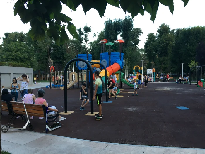 Acest loc de joacă din parcul Tei este, teoretic, închis. Practic, copiii îl folosesc zilnic