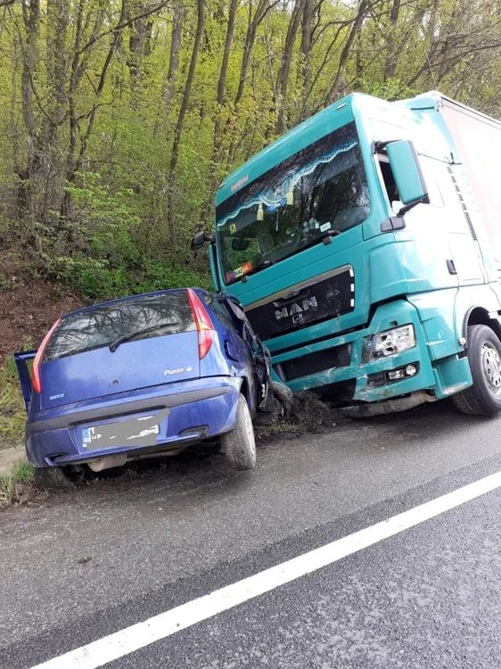 Autoturismul a ajuns pe marginea drumului. FOTO: ISU Cluj