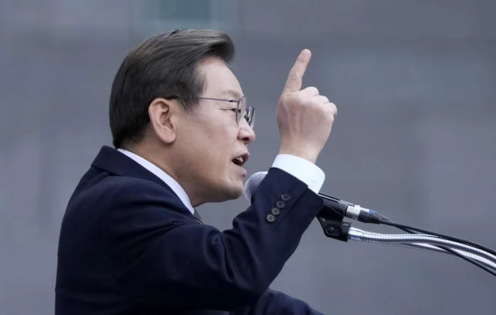 Lee Jae-myung ține un discurs 