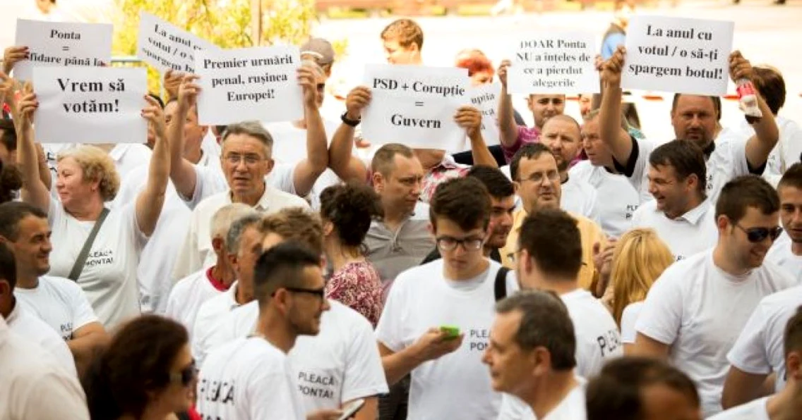 Aproximativ 200 de persoane au ieşit în stradă la Craiova pentru a susţine moţiunea de cenzură