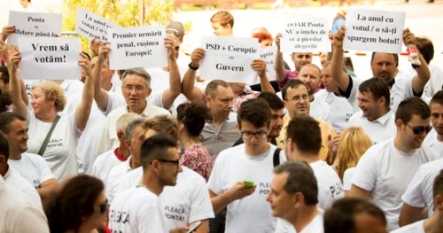 Aproximativ 200 de persoane au ieşit în stradă la Craiova pentru a susţine moţiunea de cenzură