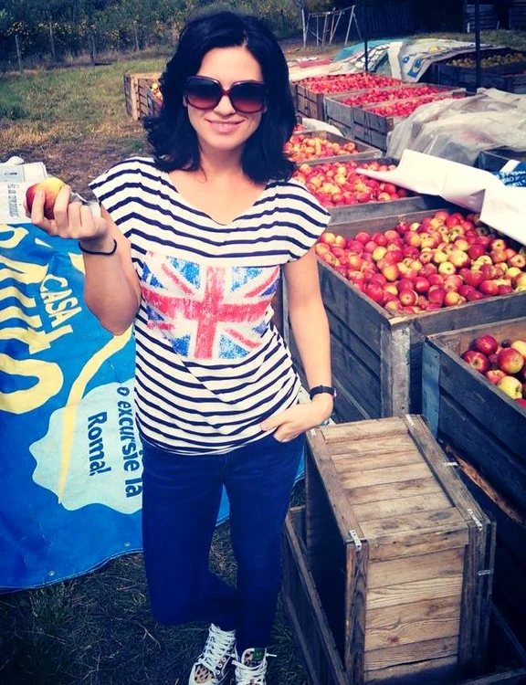 Ellie White a mâncat pe loc câteva mere