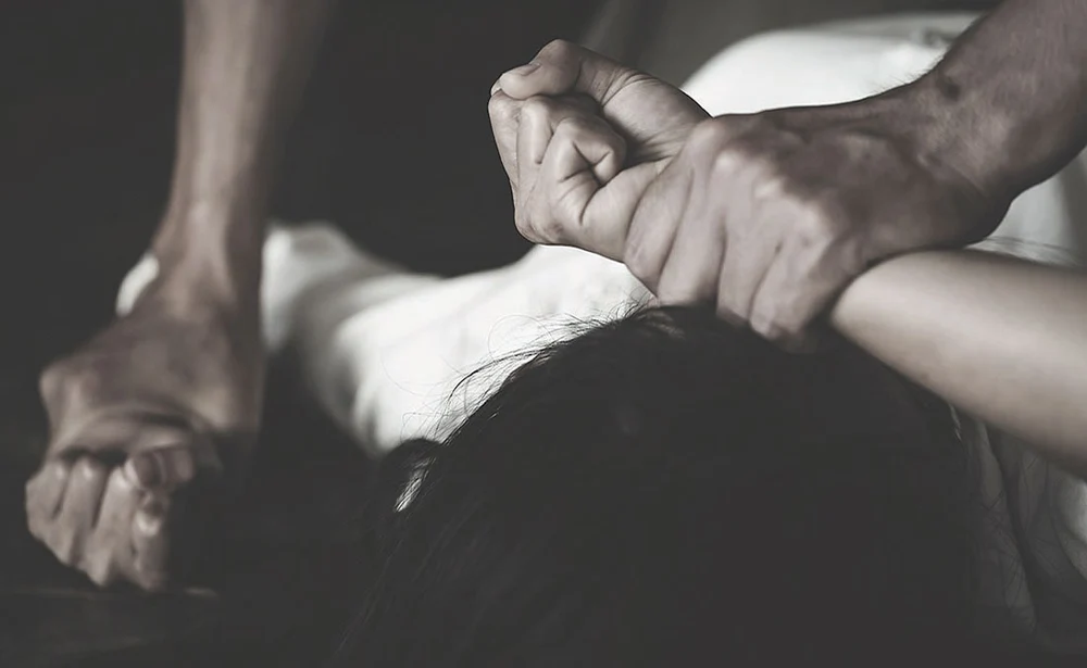 Un bărbat de 46 de ani, reținut după ce ar fi încercat să violeze o adolescentă: „A atacat-o şi i-a pus la gât un cutter”