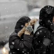 Prima ninsoare din iarna 2022-2023 în București. FOTO Inquam Photos / Octav Ganea