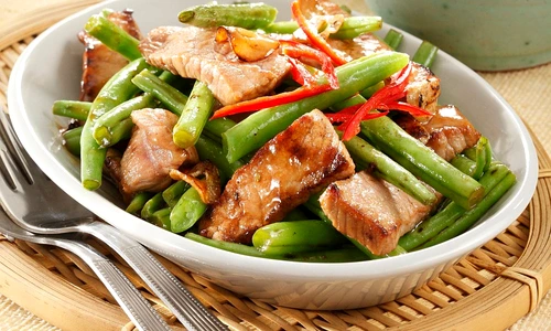 mancare de fasole verde cu carne de porc jpeg