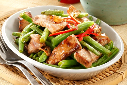 mancare de fasole verde cu carne de porc jpeg