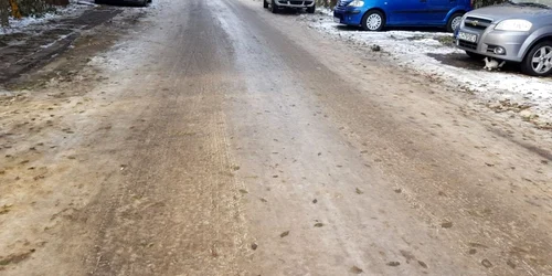 Trotuare acoperite cu gheata si zapada in Constanta FOTO Calin Gavrilas